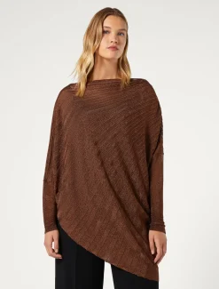 Asymmetrischer Pullover im Rippenmuster