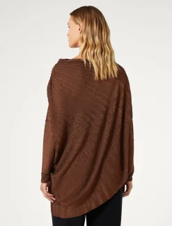 Asymmetrischer Pullover im Rippenmuster