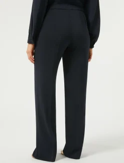 Hose aus fließendem Cady