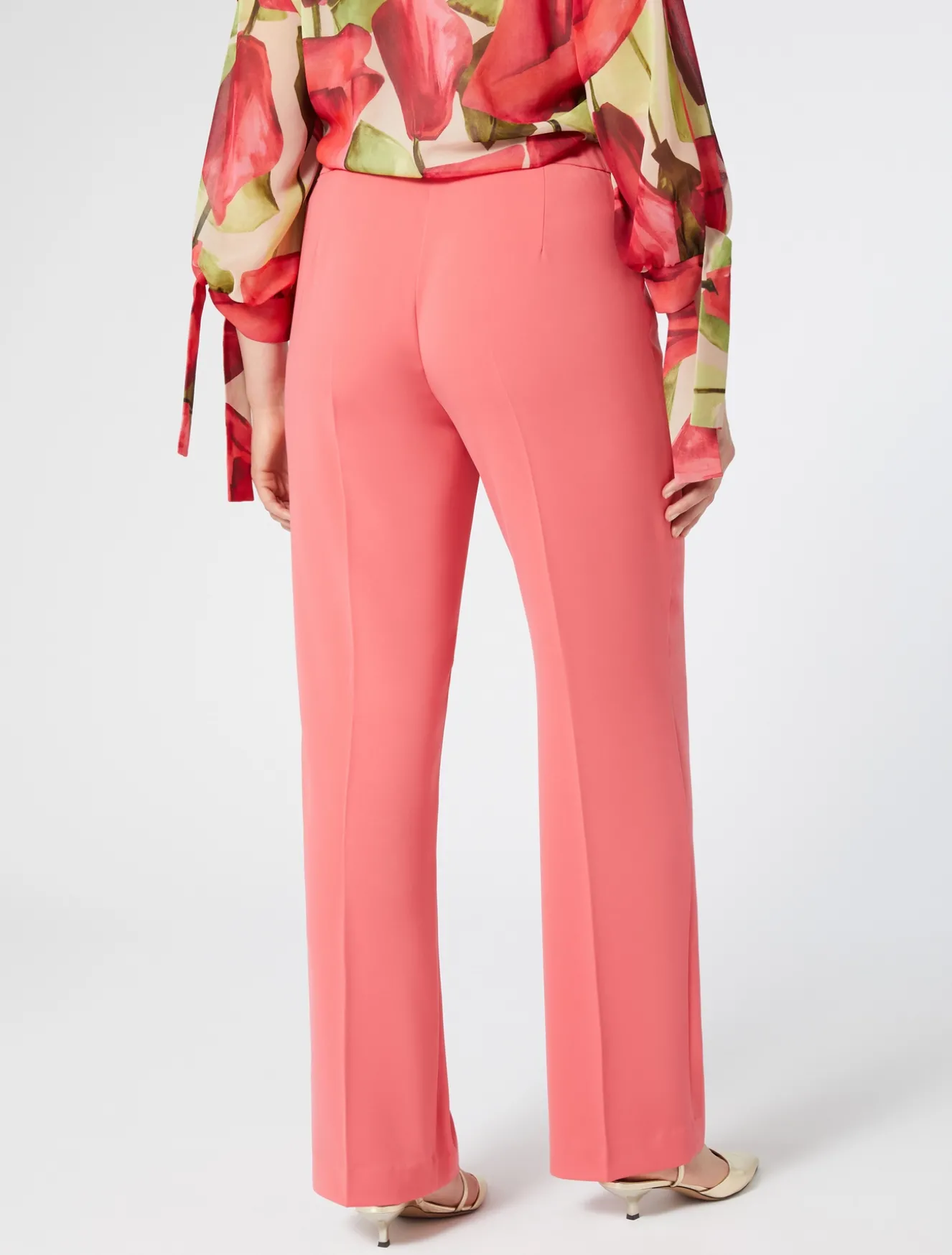 Hose aus fließendem Cady