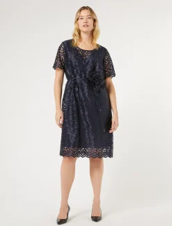 Kleid aus besticktem Tüll