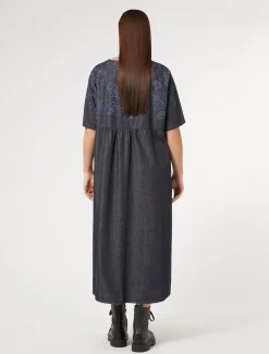 Kleid aus Denim mit Stickerei