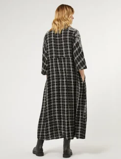 Langes Karo-Kleid mit Stickerei