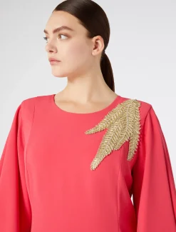 Langes Kleid aus Cady mit Stickereien